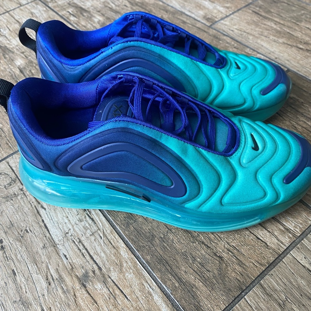 nike woman 8.5 perfect worn 2 times… Blue and green
